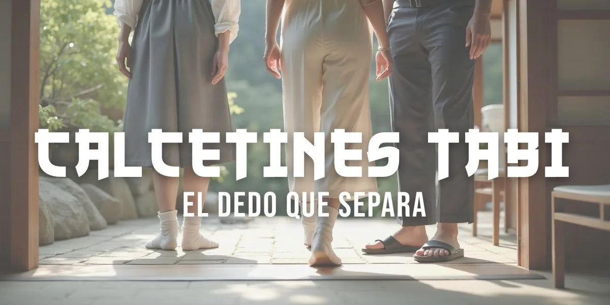 Mujer con kimono y calcetines tabi blancos calzando sandalias zori en la entrada de una casa de té