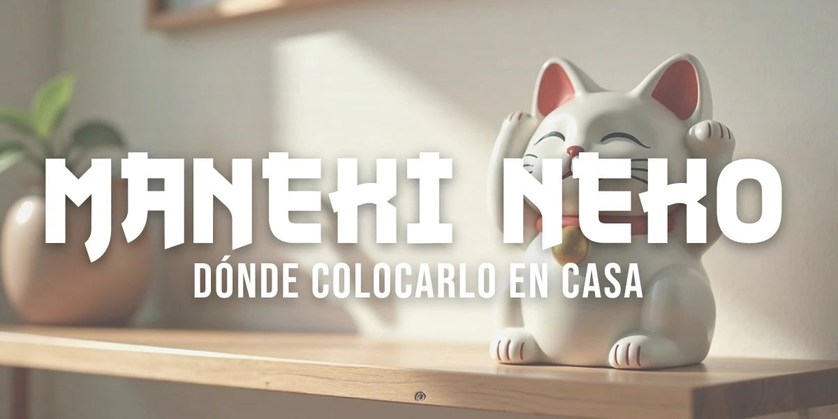 Gato blanco de cerámica con pata levantada en estante de entrada, campanilla dorada y bavoir rojo.