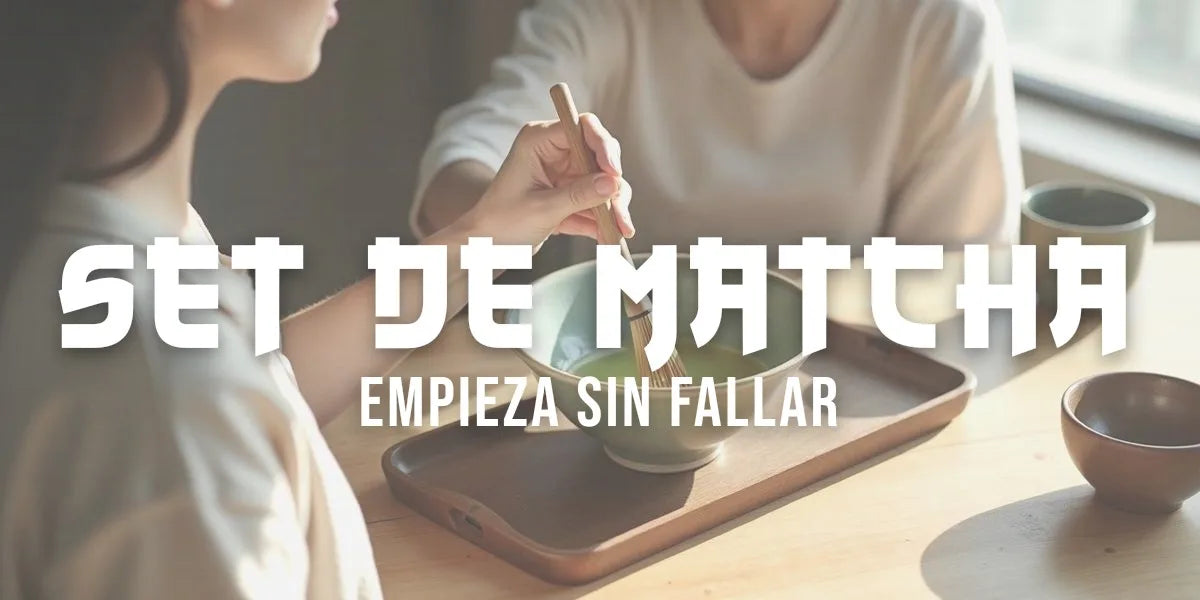 Mujer preparando matcha con batidor de bambú en un bol ceramico de un set de matcha para principiantes