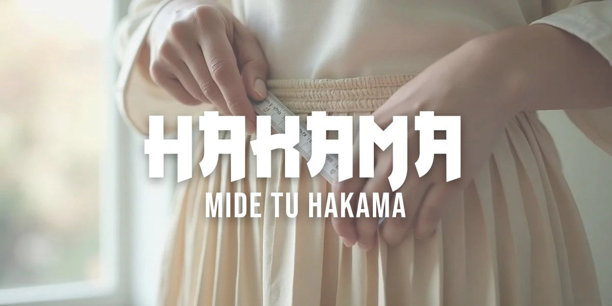 Manos de costurera midiendo la cintura del hakama con cinta métrica, pliegues verticales visibles en luz natural
