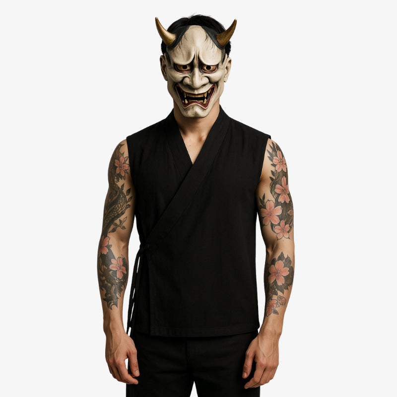 Un hombre con un tatuaje irezumi viste una Camisa Japonesa Sin Mangas. La camiseta negra está hecha de algodón.