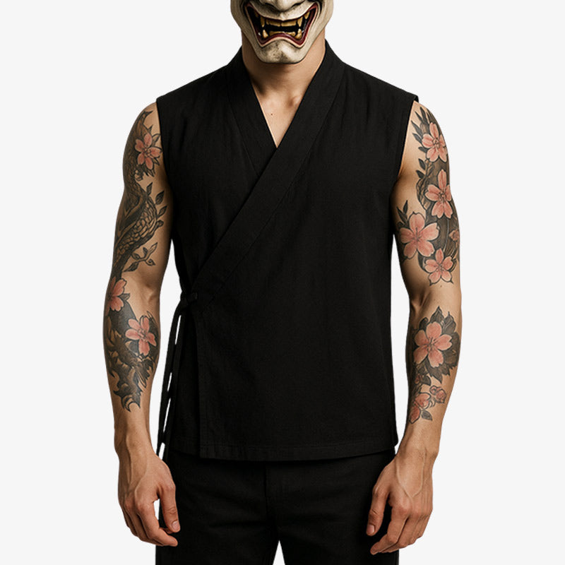 Camisa Japonesa negra Sin Mangas con un diseño minimalista de estilo urbano, perfecta para un atuendo limpio y moderno de inspiración japonesa.