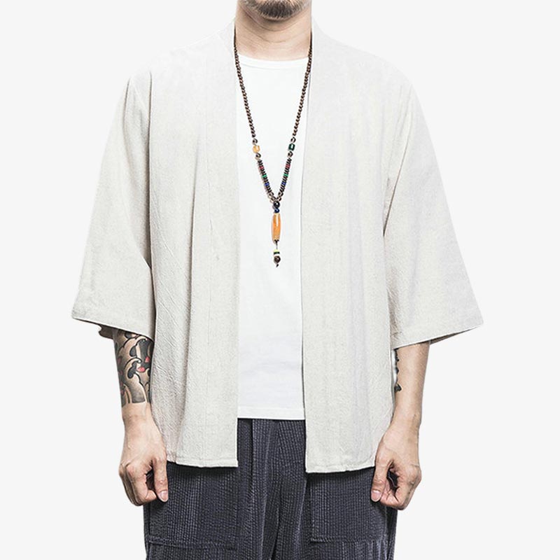 Esta prenda tradicional es un Kimono Blanco Hombre. Es un haori que se puede llevar sobre una camiseta, un kimono o un yukata.