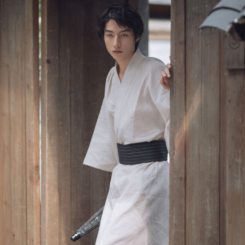 El Kimono Japones Blanco tradicional para hombre es un símbolo de pureza y sofisticación, perfecto para ceremonias del té y ocasiones especiales. El kimono tradicional se sujeta con un cinturón samurai obi.
