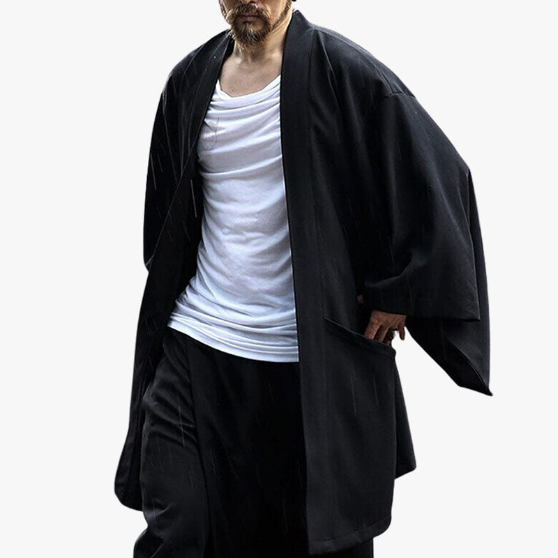 Un hombre japonés lleva un Kimono Moderno Hombre con una camiseta blanca y pantalones cargo.