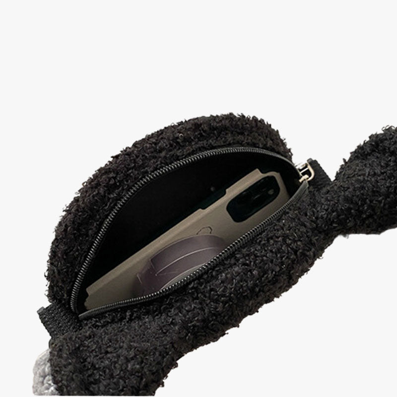 Bolso japonés kawaii acolchado en color negro con apertura de cremallera
