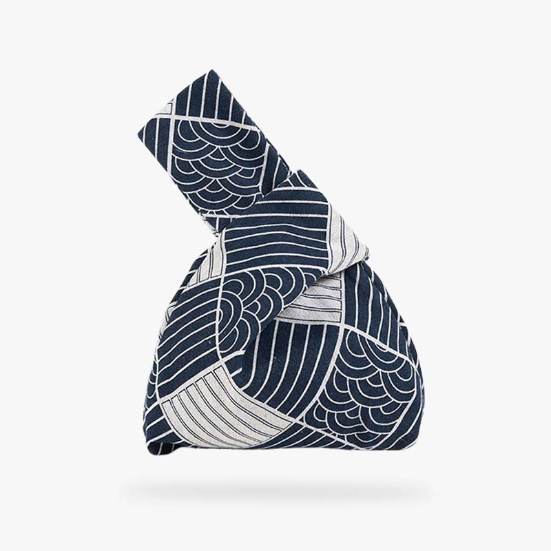 Bolso kinchaku con estampado seigaiha en algodón azul y blanco, cierre de nudo tradicional japonés