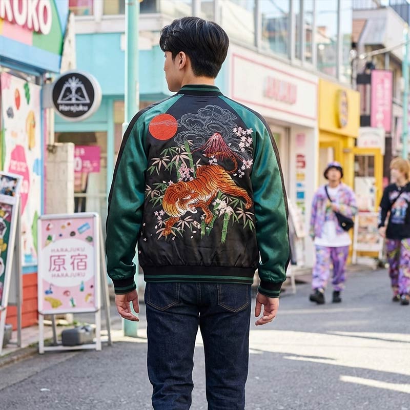 Hombre con chaqueta bomber verde y motivo de tigre en un entorno de Harajuku