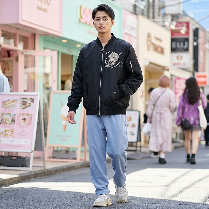 Chaqueta sukajan bordada con motivo de dragón japonés sobre fondo neutro