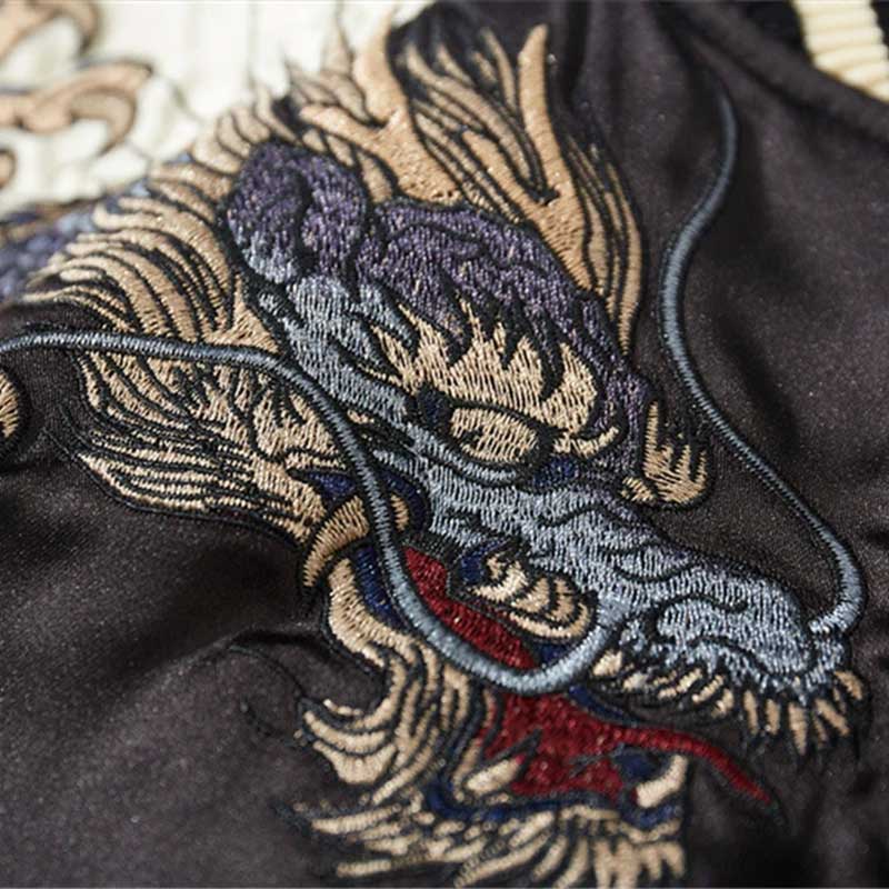 El motivo de dragón sukajan muestra el icónico dragón japonés, símbolo de sabiduría y fuerza, bordado en la chaqueta bomber japonesa