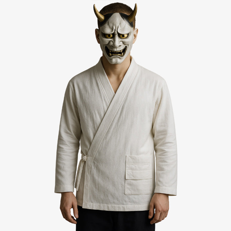 Hombre con camisa samue japonesa blanca de líneas limpias y tejido transpirable, con máscara tradicional japonesa