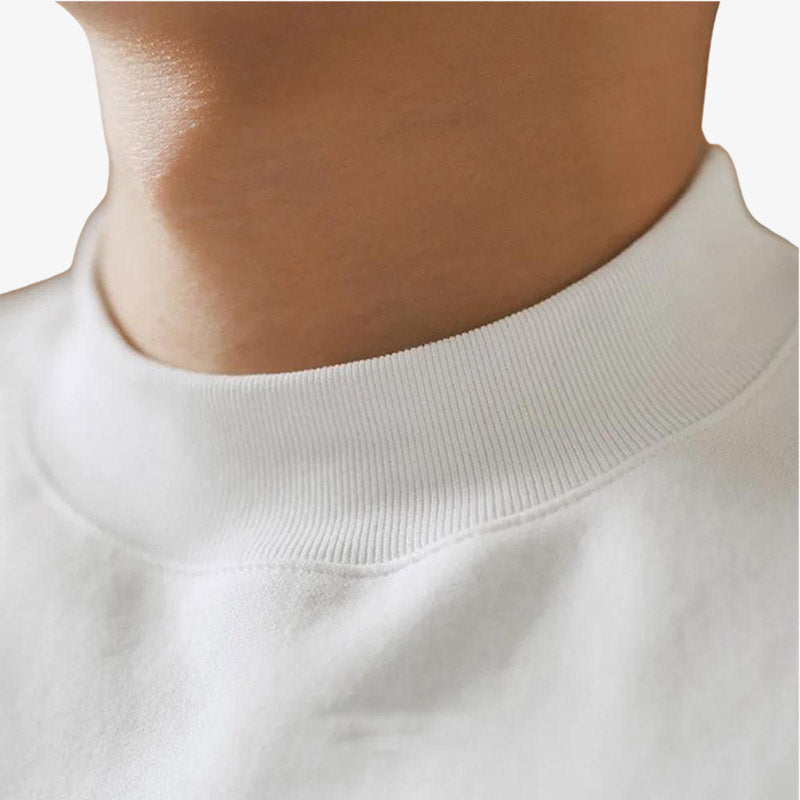 Camiseta blanca japonesa con cuello redondo
