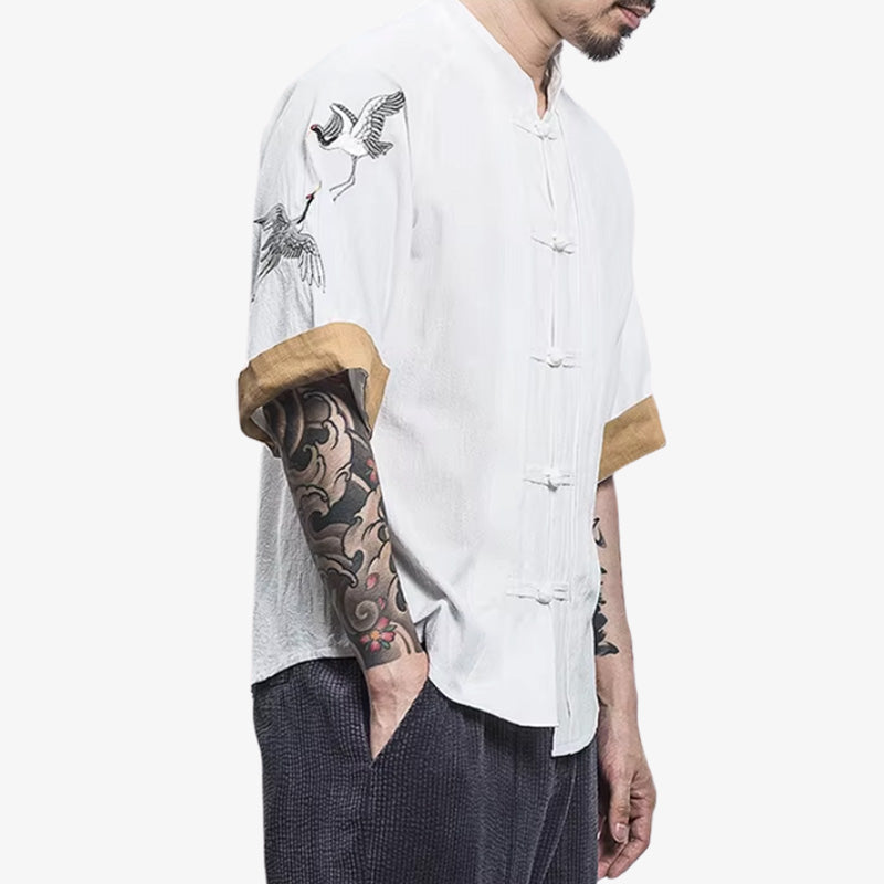Camiseta japonesa con cortes refinados y tejido premium