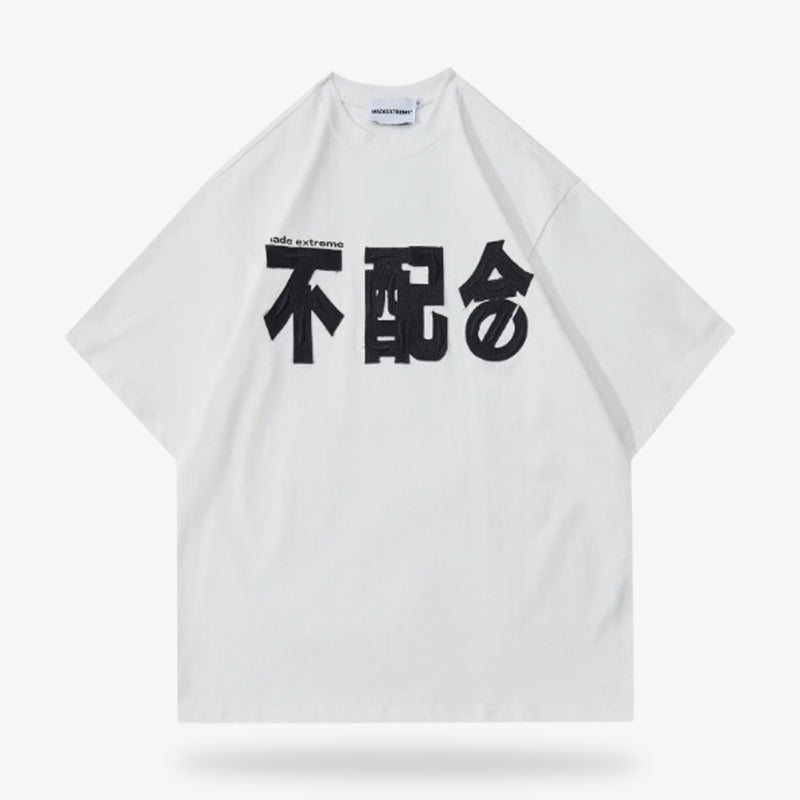 Camiseta japonesa con caracteres kanji impresos sobre tejido suave