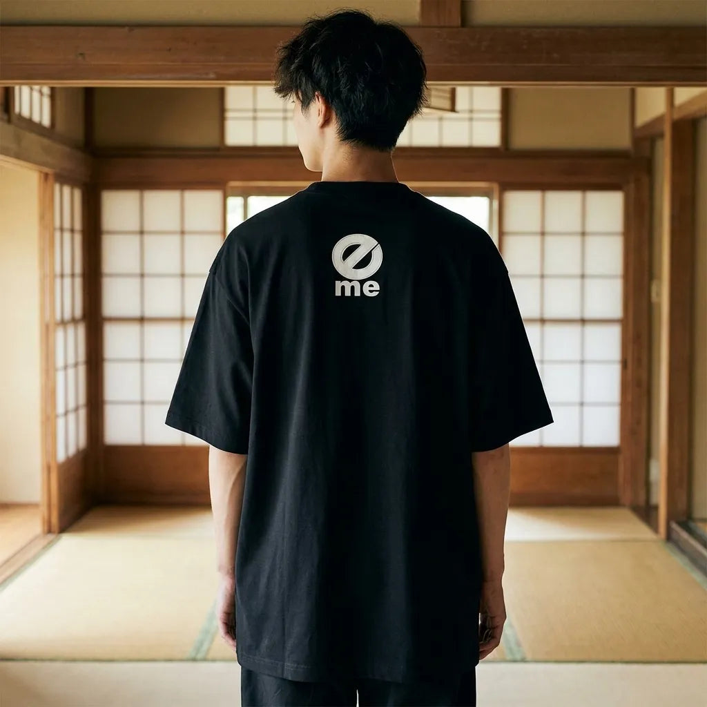Camiseta japonesa de mujer vista de espalda con estilo urbano