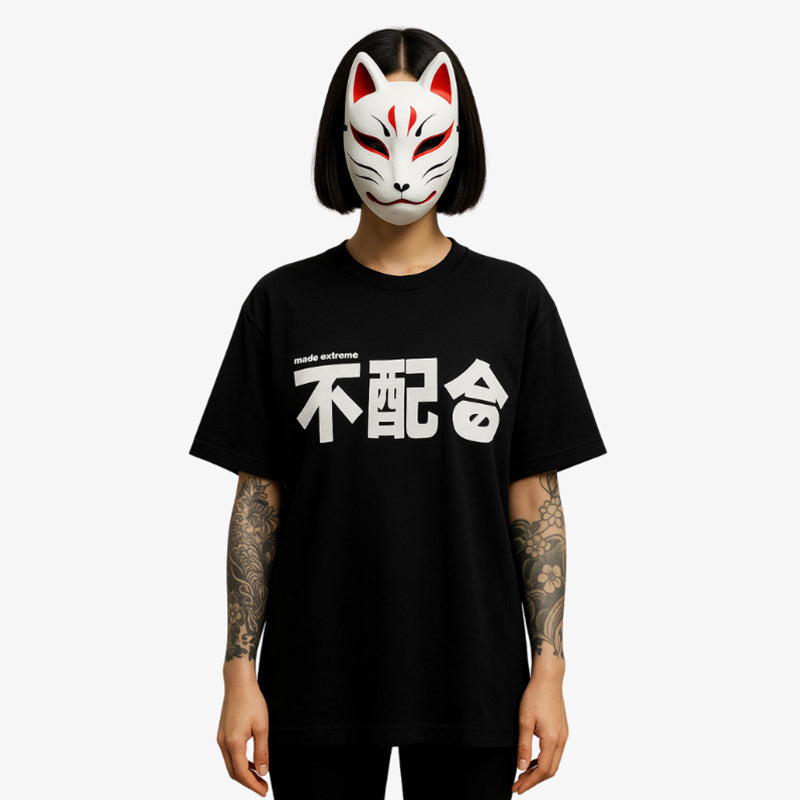 Camiseta japonesa negra de mujer con diseño minimalista en kanji blanco y tejido suave, combinando estética japonesa y estilo casual moderno. La modelo lleva una máscara de kitsune