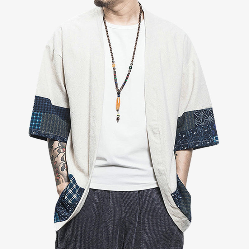 Esta prenda japonesa para hombre es un chaleco tipo kimono corto con mangas estampadas de tres cuartos. La parte superior de la chaqueta haori es blanca. La chaqueta kimono está confeccionada en algodón y lino de alta calidad.