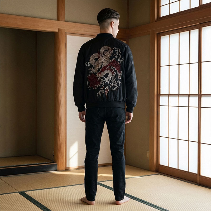 Chaqueta biker japonesa vista en una habitación tradicional