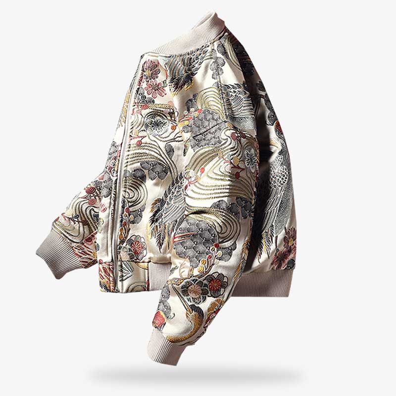 Esta chaqueta bomber sukajan es blanca con bordado japonés