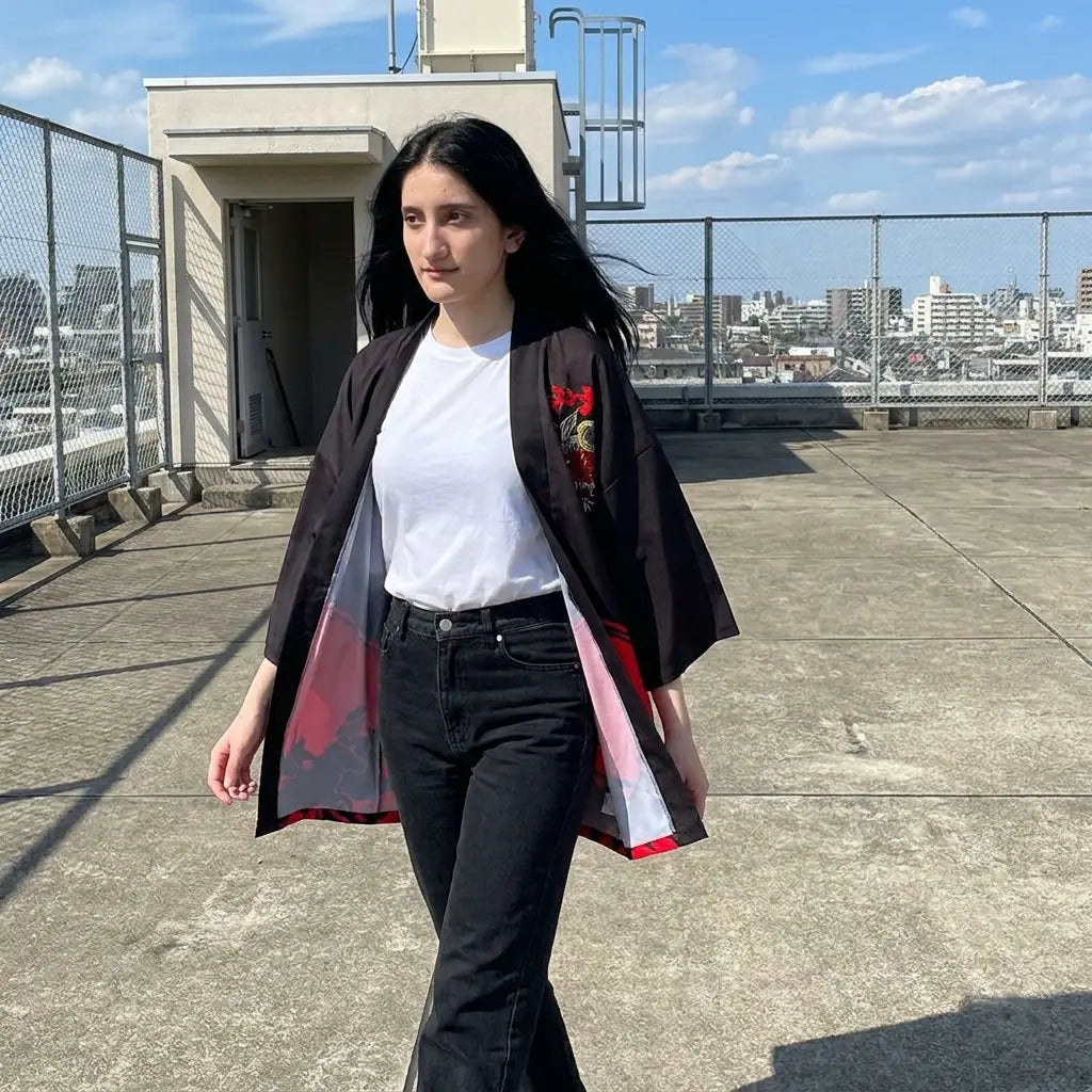 Chaqueta kimono japonesa roja fotografiada en una azotea