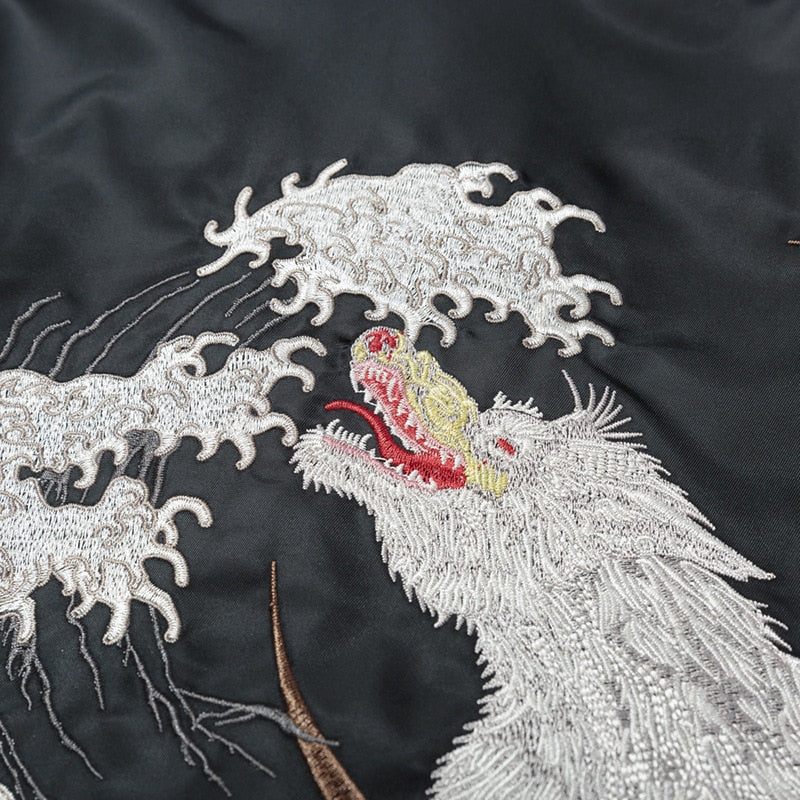 Chaqueta souvenir japonesa con bordado de lobo blanco sobre fondo negro