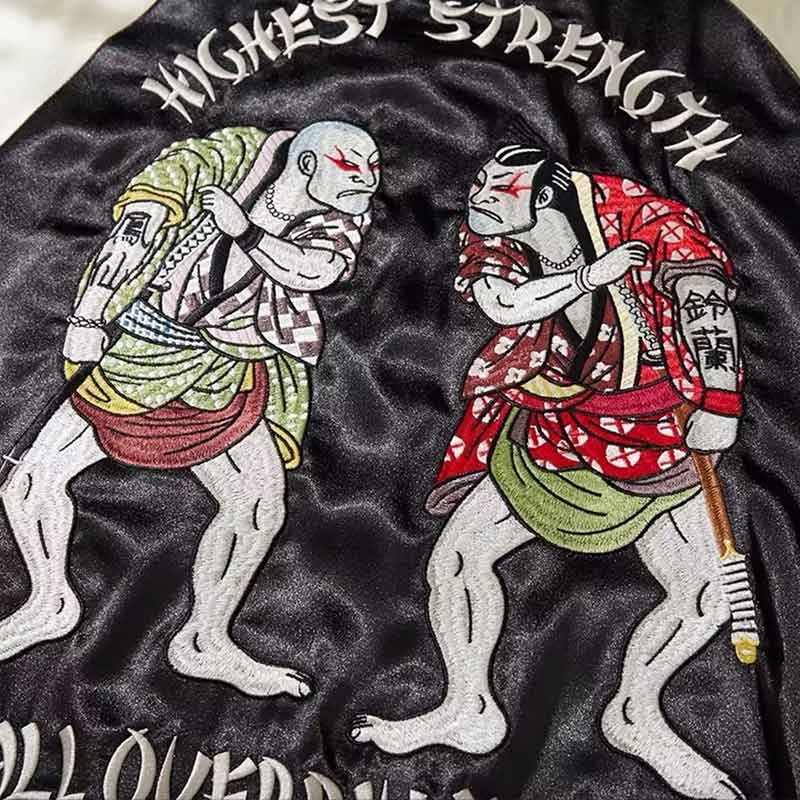 Bordado japonés representando dos luchadores de sumo enfrentados en una chaqueta souvenir