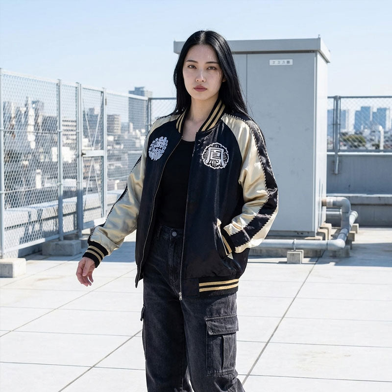 Persona con chaqueta sukajan negra y beige de estilo japonés en una calle de Harajuku
