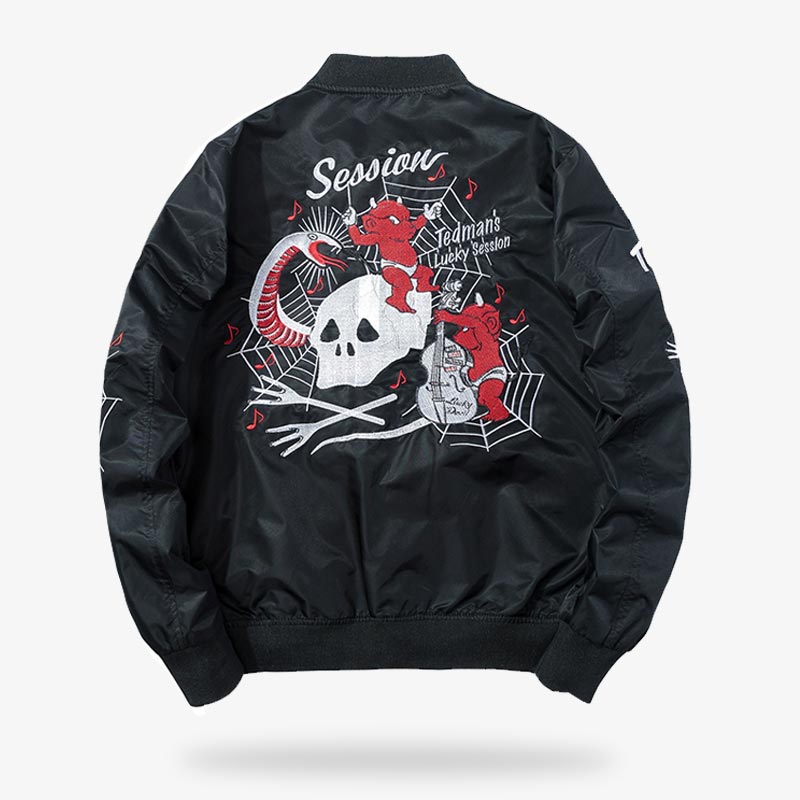Chaqueta sukajan de satén negro con bordados detallados