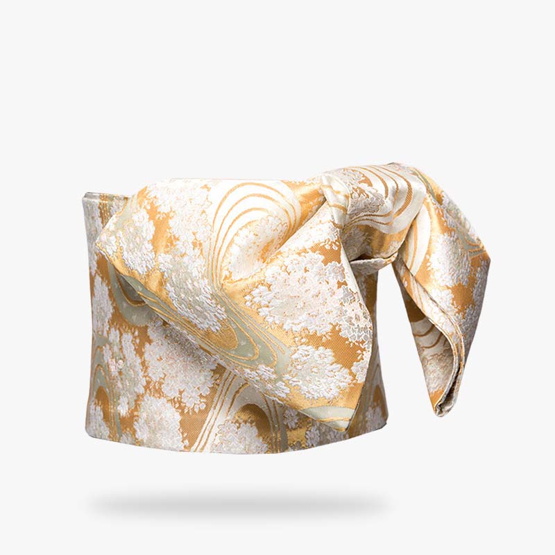 Cinturón obi tradicional bordado con motivos florales japoneses que cierra un kimono
