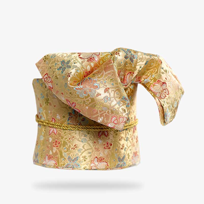 Cinturón obi dorado bordado con flores de sakura sobre un kimono tradicional