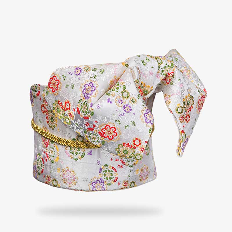 Cinturón obi bordado con flores de sakura sobre kimono tradicional japonés