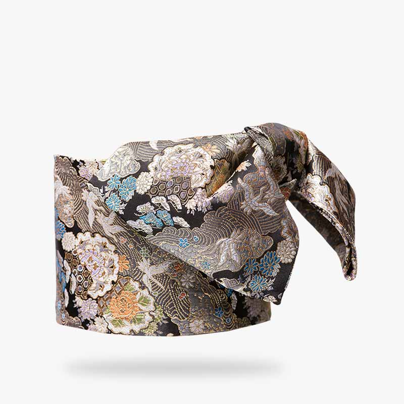Cinturón obi bordado con motivo de grulla Tsuru sobre kimono tradicional