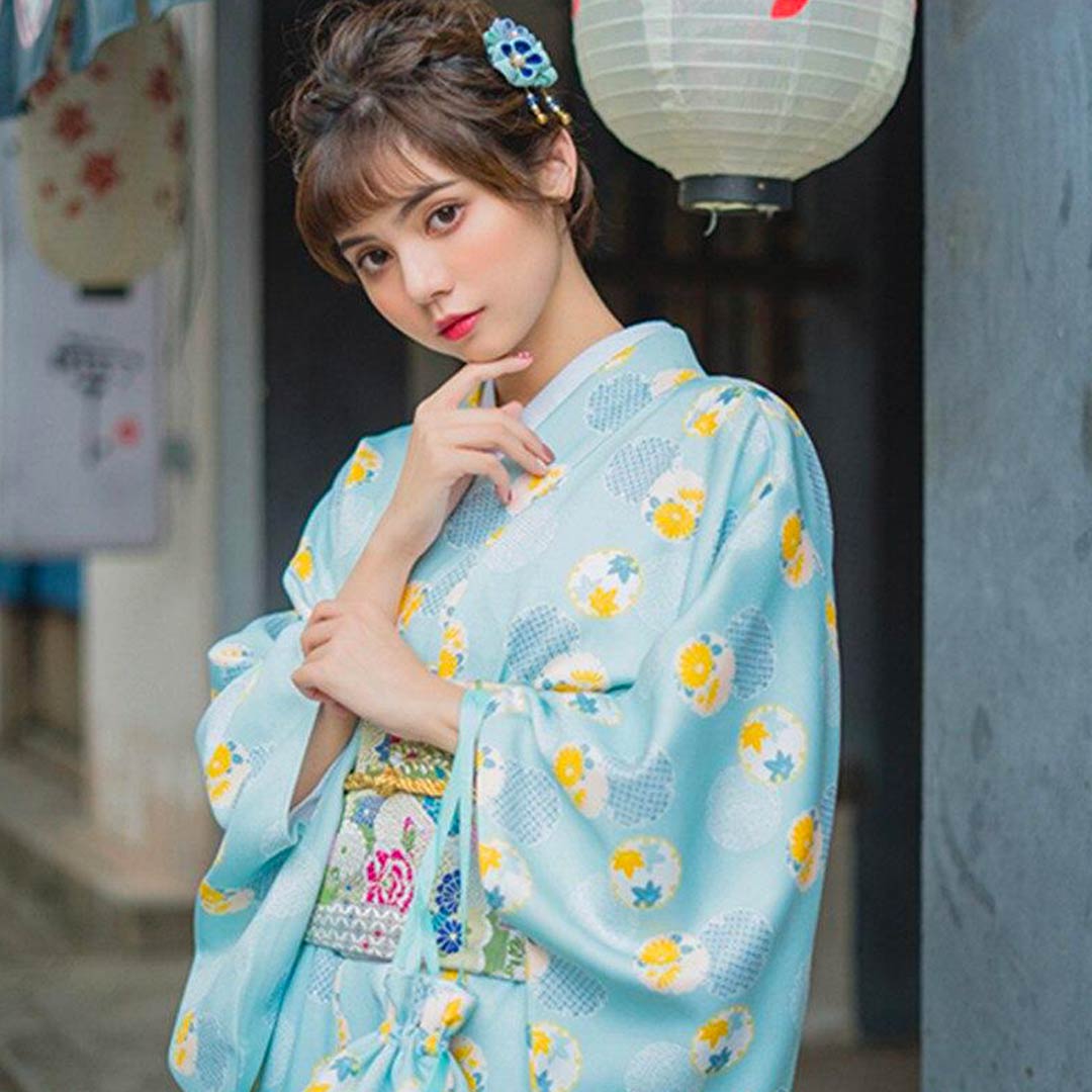 Kimono floral mujer con estampado delicado, cinturón obi y cabello adornado con un kanzashi