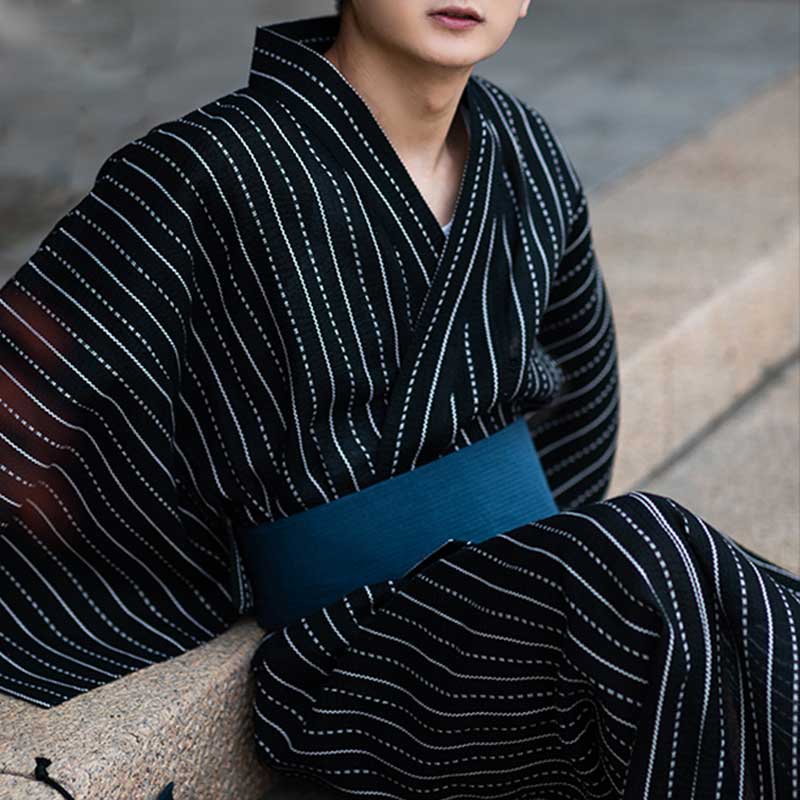 Detalle del nudo obi tradicional en cinturón japonés para hombre