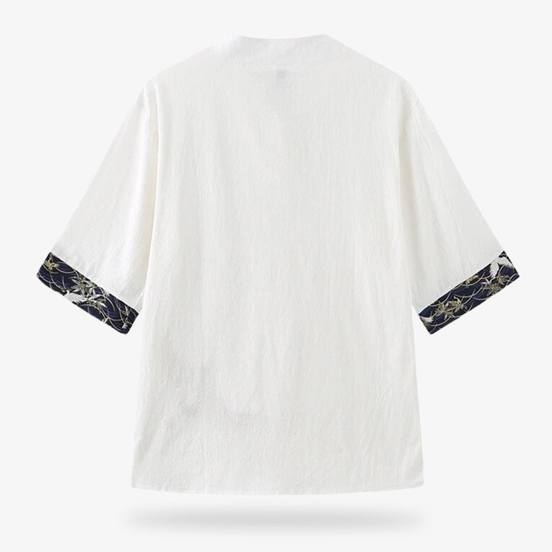 Detalle del bordado en las mangas cortas de una camiseta japonesa blanca