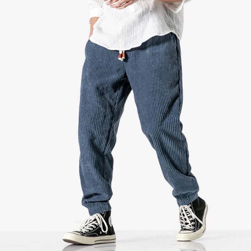 Look casual japonés con camisa blanca y pantalón de pana