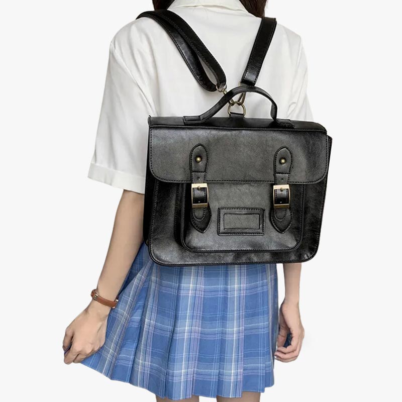 Estudiante lleva mochila randoseru negra sobre uniforme sailor fuku