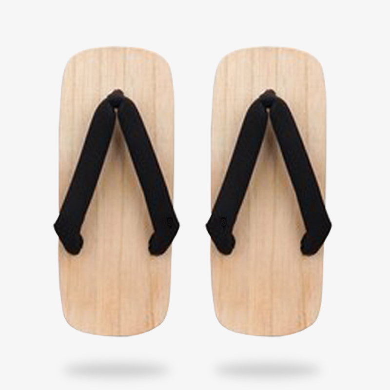 Expositor de madera con varias sandalias geta de tiras negras