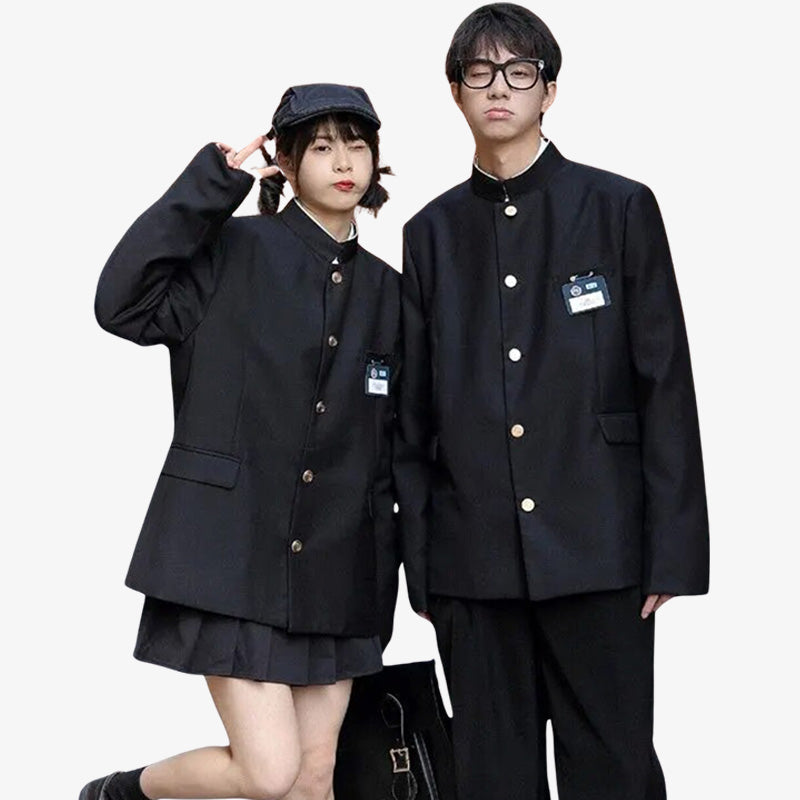 Una pareja japonesa viste chaquetas gakuran comprar de color negras. La mujer lleva una falda negra japonesa y el hombre, pantalones negros japoneses.