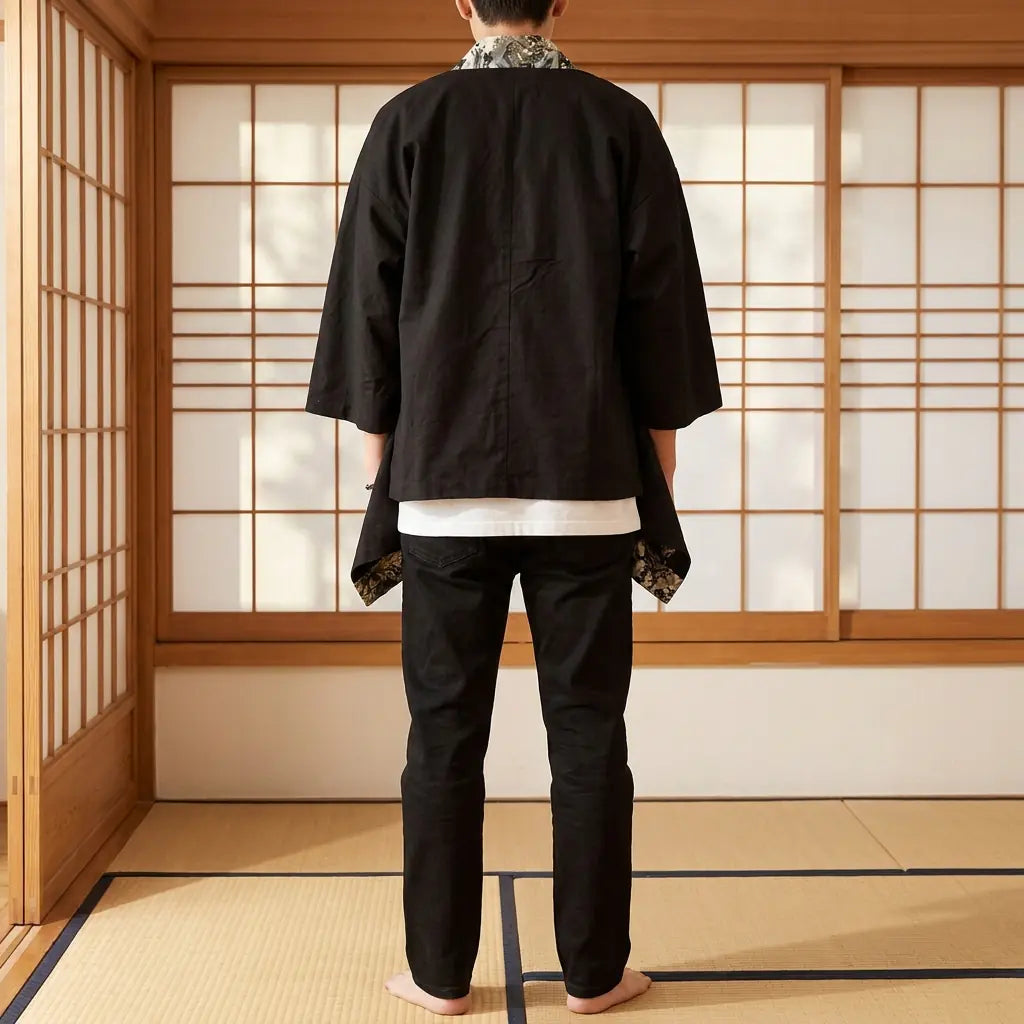 Vista trasera de un haori kimono japonés en una sala washitsu, mostrando el diseño completo de la espalda