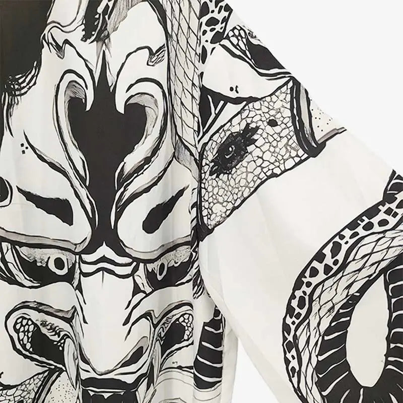Primer plano del tejido y la manga del haori hannya mujer
