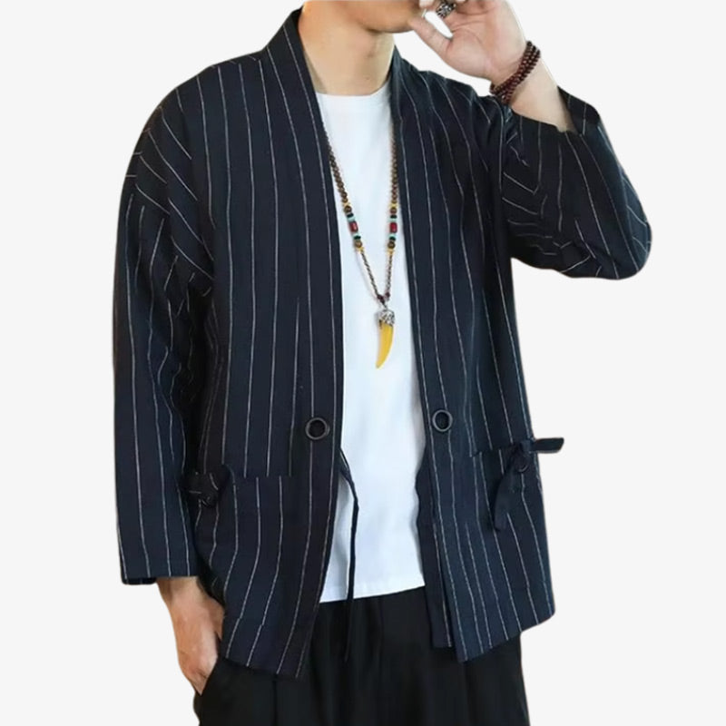 Hombre luciendo una chaqueta kimono moderna de estilo japonés