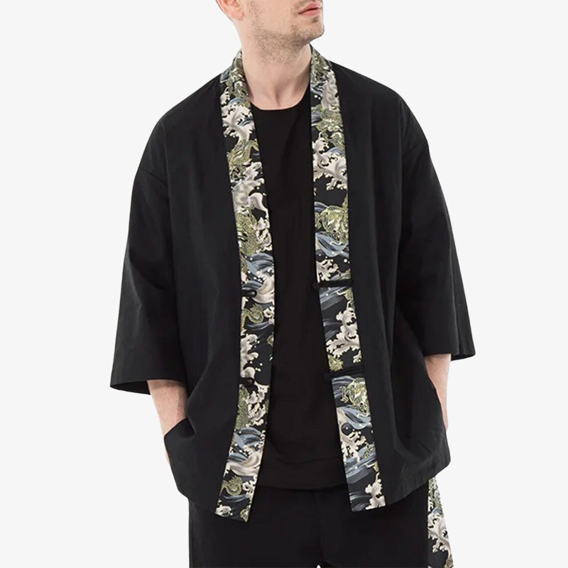 Haori negro estilo chaqueta con las manos en los bolsillos y camiseta negra