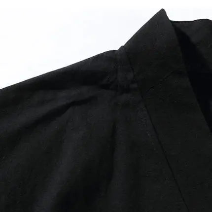 Primer plano del tejido y la manga del haori negro hombre