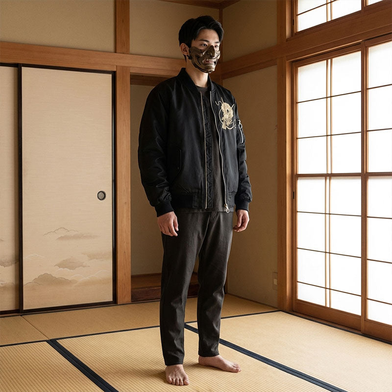 Hombre en una sala tradicional japonesa con tatami y puertas correderas, con una Sukajan Dragón dorada y una máscara oni de samurái cubriéndole el rostro