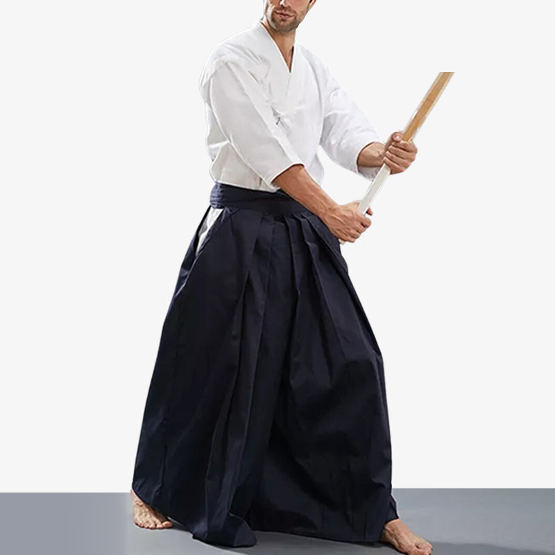 Hombre vistiendo hakama tradicional japonés