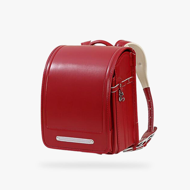 Esta mochila randoseru japonesa es de color rojo y tiene correas para los hombros. Es una bolsa tradicional japonesa de cuero.