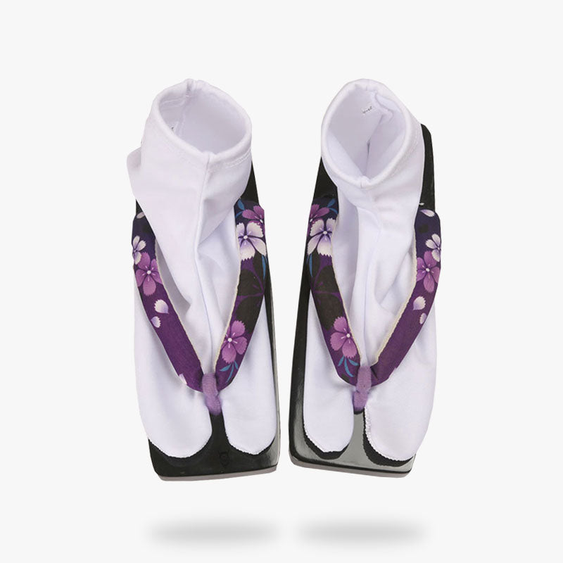 Un par de calcetines japoneses tabi blancos. Calcetines kimono con sandalias japonesas geta para mujer con estampado de flores de sakura.