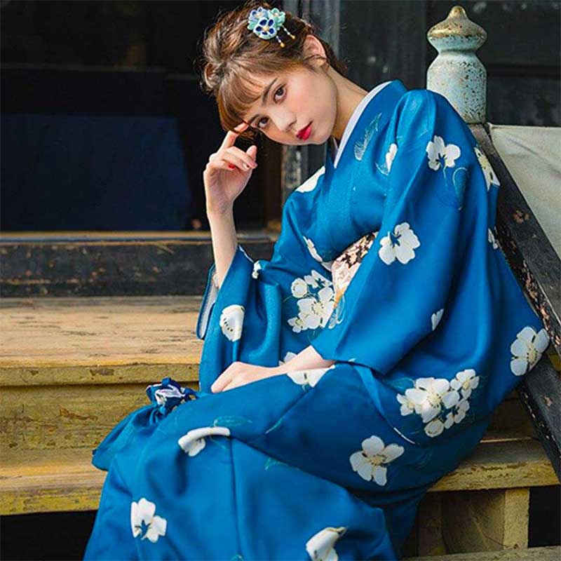 Kimono floral azul mujer con estampado tradicional japonés, mujer posando con elegancia