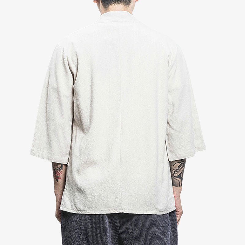Un hombre de Mejico visto de espaldas lleva una kimono japones blanco hombres. Se trata de una prenda tradicional japonesa para hombre que se lleva sobre una camiseta, un kimono o un yukata.